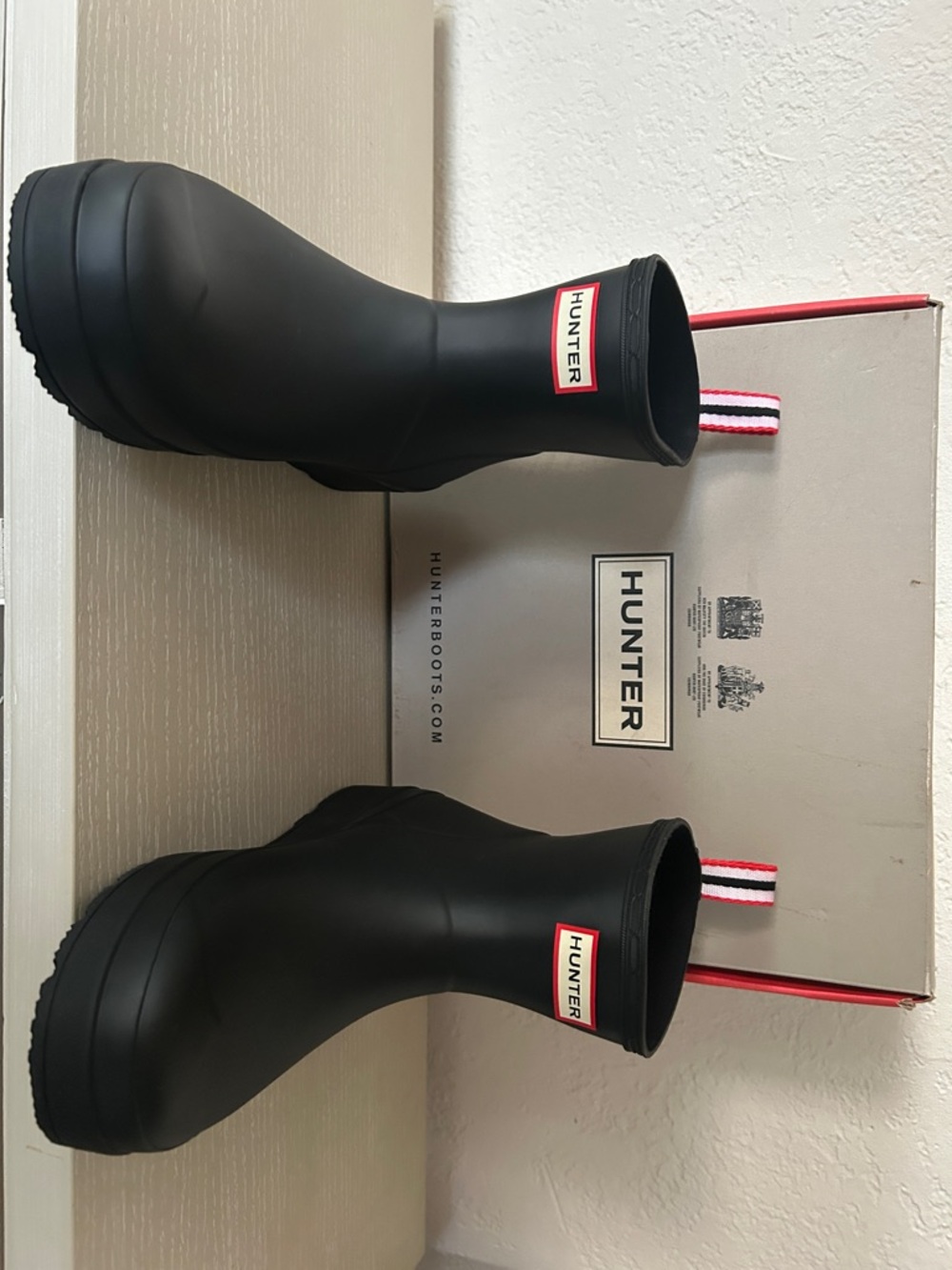 Hunter Short Matte Black Rain Boots with Red-White Pull Tabs size 10